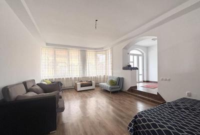 Casă cu 5 camere cu Teren 471 Mp în Central