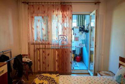 Doamna Ghica, bloc 2002, etaj 3/4, decomandat, doua bai - 18