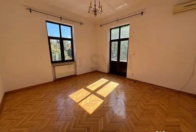 Apartament cu 7 camere decomandat în Capitale - 4
