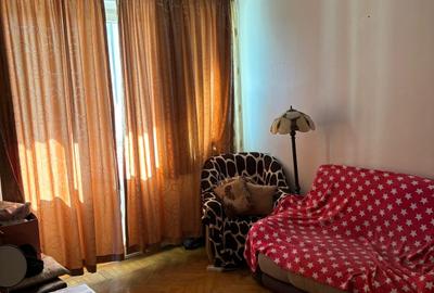 Apartament cu 3 camere semidecomandat, mobilat în Iancului