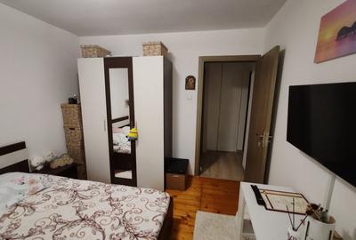 Apartament 4 camere, 2 bai. Blocul este din 1986 parter strada Soldat Croitoru V - 7