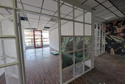 Spațiu comercial, de 140 mp, în Central - 8