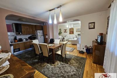 Casă individuală cu 7 camere cu Canalizare în Cetate - 1