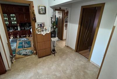 Apartament cu 4 camere decomandat, mobilat în CET - 14