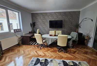 Apartament cu 3 camere semidecomandat, mobilat în Central - 2