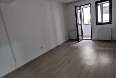 Apartament cu 3 camere decomandat în Exterior Vest