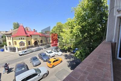 Apartament cu 4 camere semidecomandat în Central