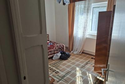 Apartament cu 3 camere decomandat în Est