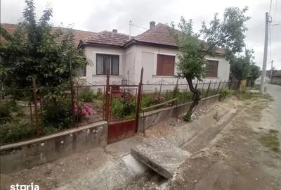 Casă cu 5 camere cu Teren 1034 Mp în Berveni - 1