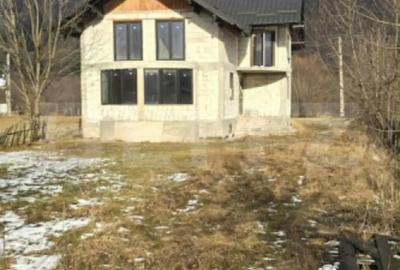 Casă cu 4 camere cu Teren 2460 Mp în Central - 1