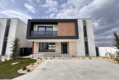 Casă individuală cu 5 camere cu Canalizare în Central