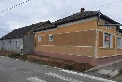 Casa din caramida cu 4 camere, bucatarie si baie in zona centrala - 1