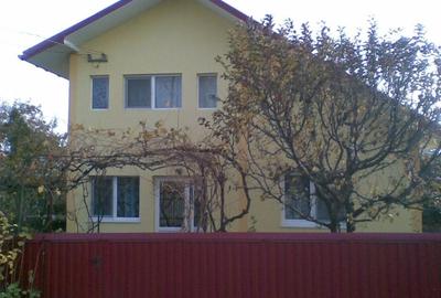 Casă individuală cu 4 camere cu Garaj în Central