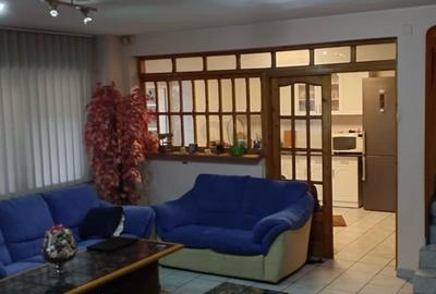 Casă individuală cu 7 camere cu Canalizare în Splaiul Unirii