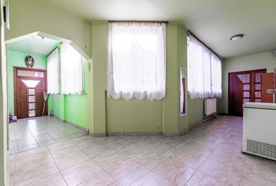 Apartament cu 4 camere semidecomandat în Aradul Nou