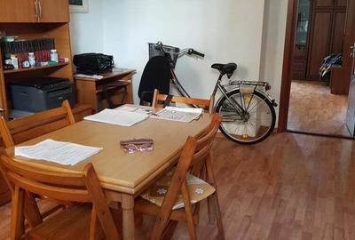 Proprietar vand apartament 3 camere , Pia?a Maria, parter, 127000 , tel. - 4