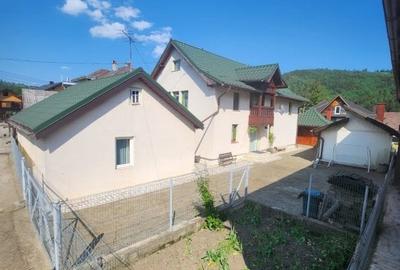 Va aducem spre vanzare o proprietate cocheta, case, foisor si curte