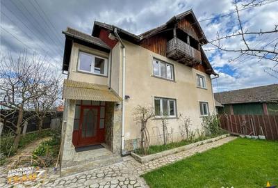 Casă cu 6 camere cu Canalizare în Central - 1