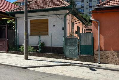 Vand Casa Resita ?i teren zona Carasova!