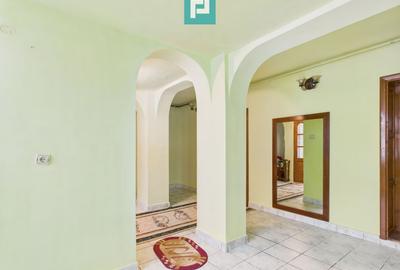 Casă cu 2 corpuri  și 5 camere în Livada - 2