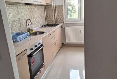 Apartament cu 3 camere semidecomandat, mobilat în Păcii