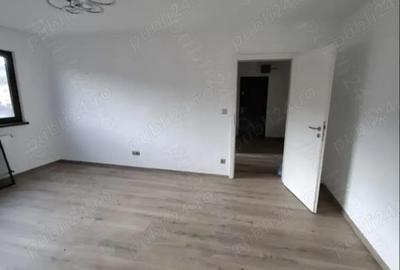 Apartament cu 3 camere semidecomandat în Govândari