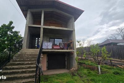 Casă cu 4 camere în Breazu