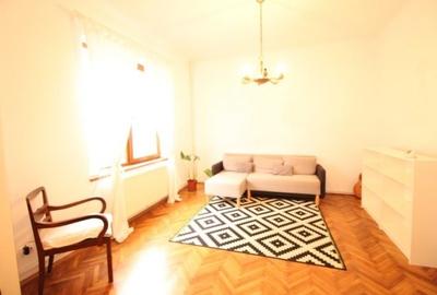 Apartament cu 3 camere semidecomandat, mobilat în Victoriei
