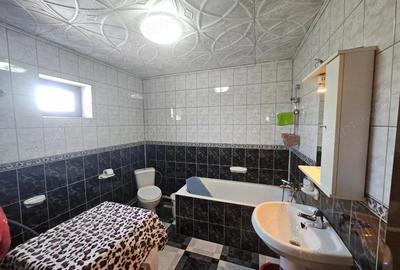 Casa de vanzare in Gole?ti loca?ie excelenta langa muzeu - 1