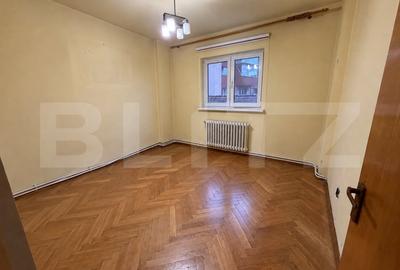 Apartament cu 4 camere decomandat în Cetate