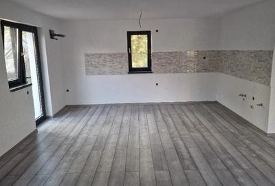 Casă cu 4 camere cu Teren 1800 Mp în Bârsoiu