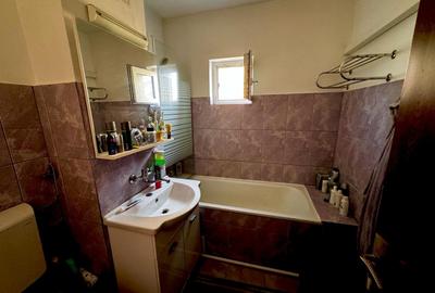 3 camere .. model decomandat ..  zona Lipovei .. etajul 3 - 9