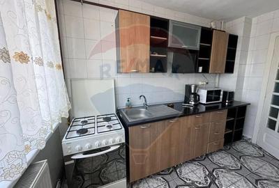 Apartament cu 3 camere decomandat în Sărari - 2