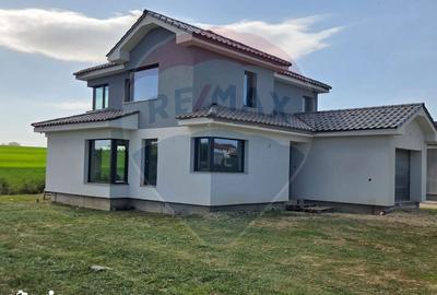 Casă cu 5 camere cu Teren 570 Mp în Sânmartin