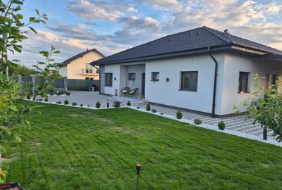 Casă individuală cu 4 camere în Săsar