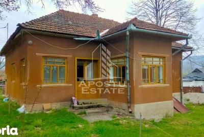 Casă cu 4 camere cu Teren 1079 Mp în Vârfurile - 1