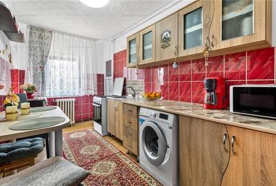 Apartament cu 3 camere decomandat în Tractorul - 9