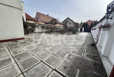Casă individuală cu 8 camere în Central