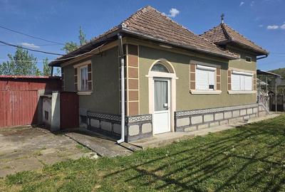 Casă cu 3 camere cu Teren 5000 Mp în Central - 5