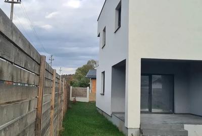 Ocazie !!! Casa spa?ioasa ?i moderna intr-o zona lini?tita ! - 1