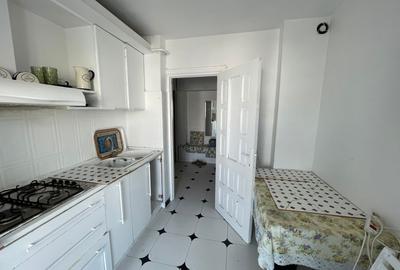 Apartament cu 3 camere decomandat în Podul de Fier
