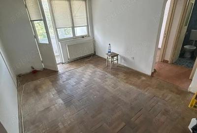 De vanzare 3 camere cu balcon, zona Spitalului Nou, 48.000 euro