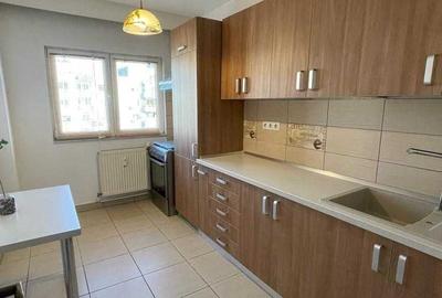 Apartament cu 3 camere semidecomandat, mobilat în Tineretului