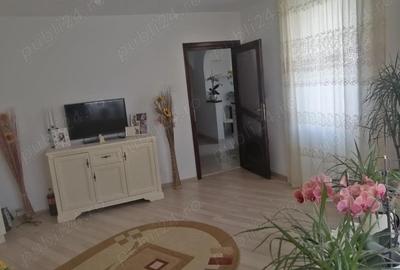 Persoana fizica, vand apartament cu doua camere, etaj 2.