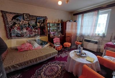 Apartament cu 3 camere semidecomandat în Plopilor