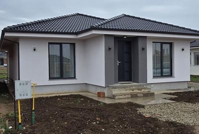 Casă cu 4 camere în Sântandrei