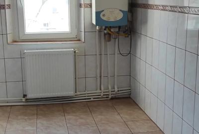 Inchiriez apartament 3 camere ,centrala proprie gaze,nemobilat - 4