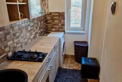 Apartament cu 2 camere semidecomandat, mobilat în Podu Roș