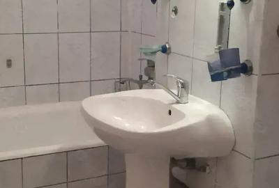 Apartament cu 2 camere decomandat în Micro 20