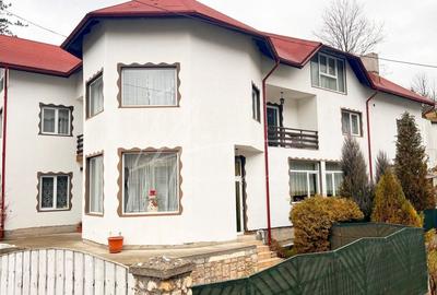 Casă individuală cu 10 camere în Rucăr